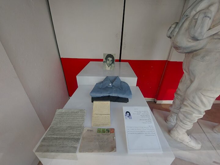 آثار و اسناد دانشجوی شهید در غرفه بیرونی موزه شهدا 