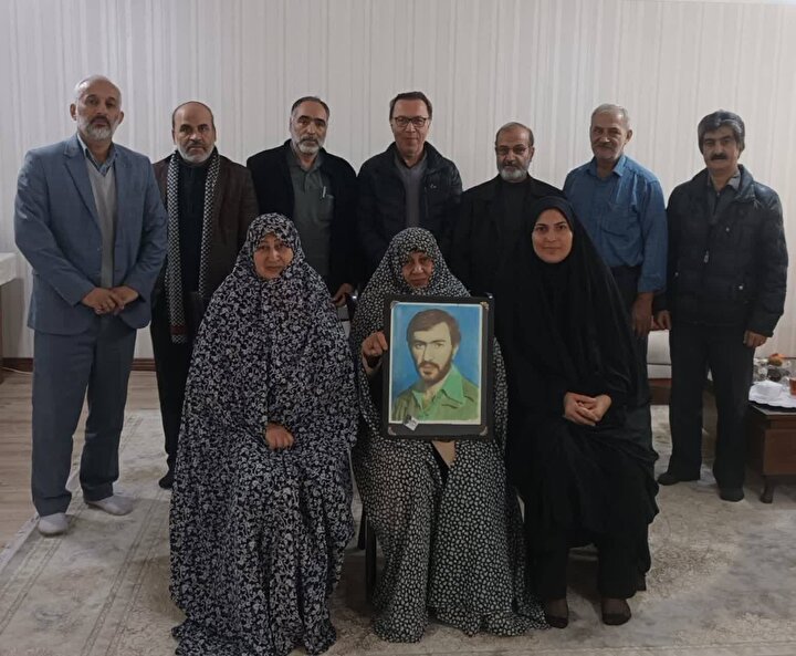 دیدار مسئولان بنیاد شهید همدان با خانواده شهید غریب در اسارت علی‌اصغر رئوفی‌فرد