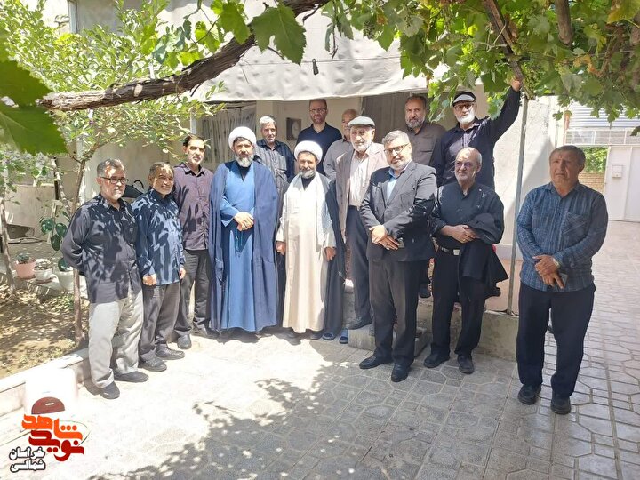 پدر و مادر شهید، یک برکت الهی در میان ما هستند