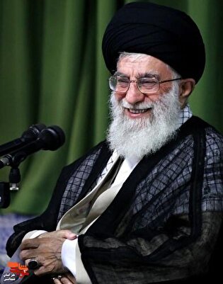 فشرد مشت خودش را چنان که تا به ابد/ حماسه‌ای شد...