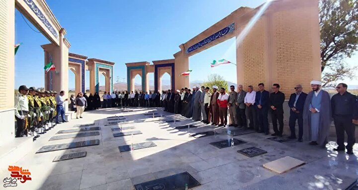 کلیپ/ آیین غبارروبی گلزار شهدای شهر صفی آباد به مناسبت آغاز هفته دولت