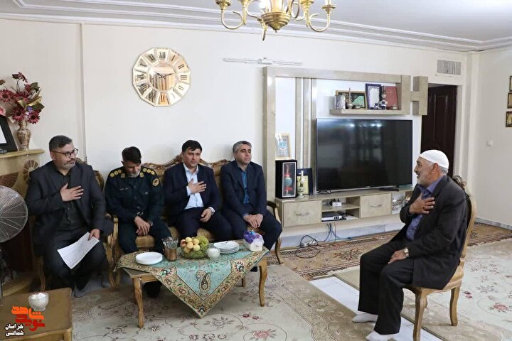 تصاویر/ دیدار مسئولان شیروان با خانواده شهدای کارمند به مناسبت هفته دولت