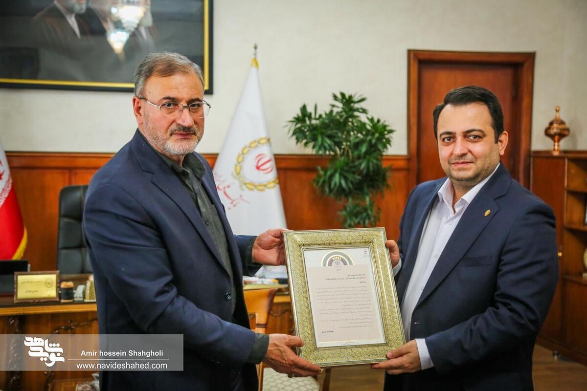 تجلیل بنیاد شهید و امور ایثارگران از مدیرعامل بانک ملی ایران/  تداوم روحیه ایثارگری جلوه&zwnj;ای از پیروزی در برابر دشمنان است
