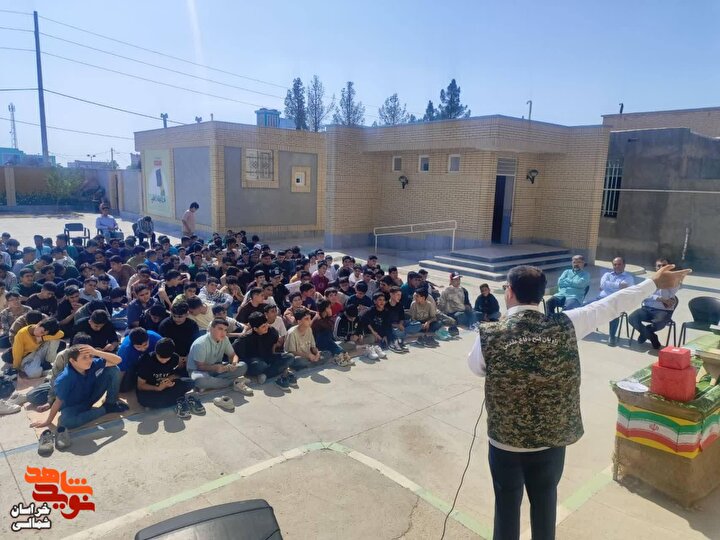 روایتگری در جمع دانش آموزان به مناسبت هفته دفاع مقدس+تصاویر