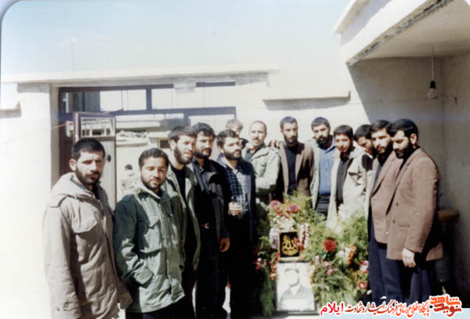 عکس یادگاری دوستان شهید مجتبی صفاری با قاب عکس شهید مجتبی صفاری