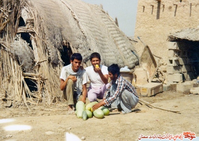 نفر وسط شهید سیدرضا ترابی