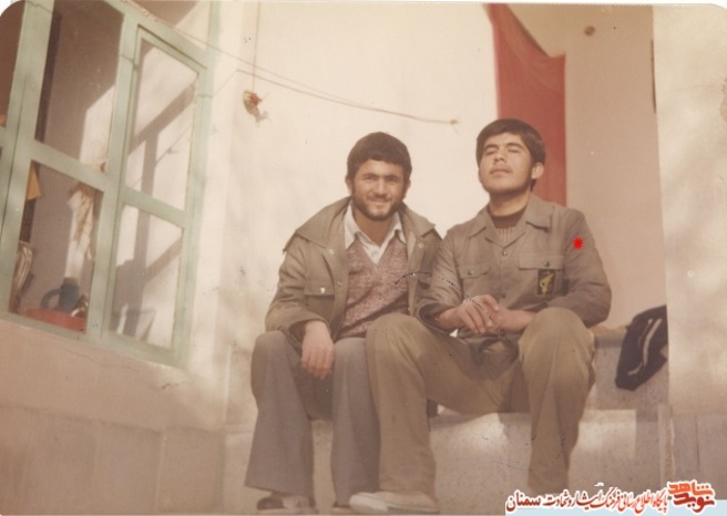 نفر سمت راست شهید علی‌اکبر ادهم