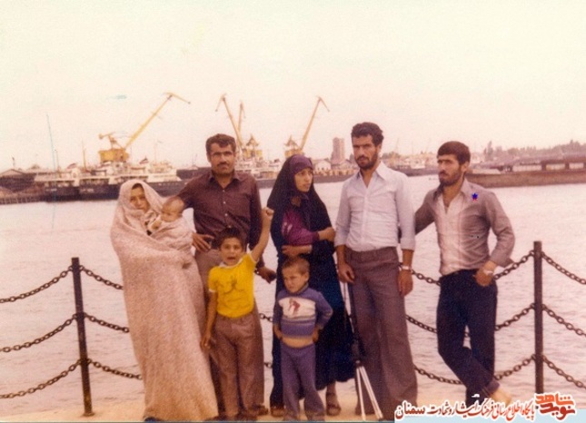 نفر اول از راست شهید احمد امی