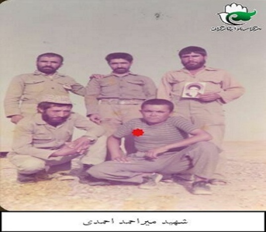 فرد نشسته از سمت راست تصویر ، شهید میر احمد احمدی