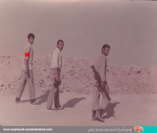 نفر اول از سمت چپ تصویر شهید محمد پروریزیان