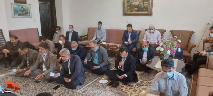 قرائت زیارت عاشورا توسط کارکنان بنیاد شهید استان سمنان - امروز منزل خانواده معزز شهید والامقام ناصر ترحمی