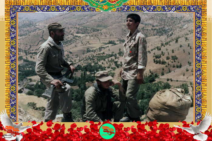نفر سمت راست شهید رضا شجاعیان