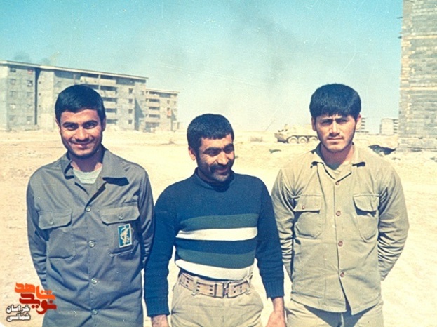 از چپ: شهید شیرزاد

این تصویر در اهواز قبل از عملیات بدر گرفته شده است