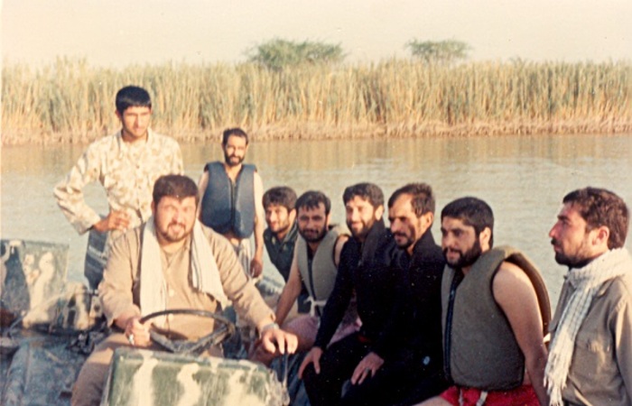 از راست: جان محمد علیزاده

این تصویر در عملیات بدر گرفته شده است. (منطقه جنوب، خوزستان)